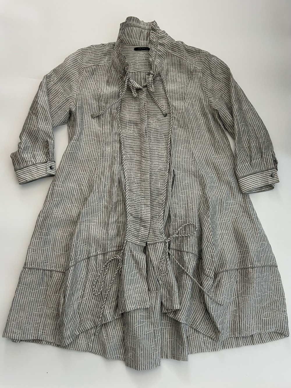 ANIMALE Y2K Lagenlook Lightweight Layering Jacket
Gray White Stripe
Texture
Tent